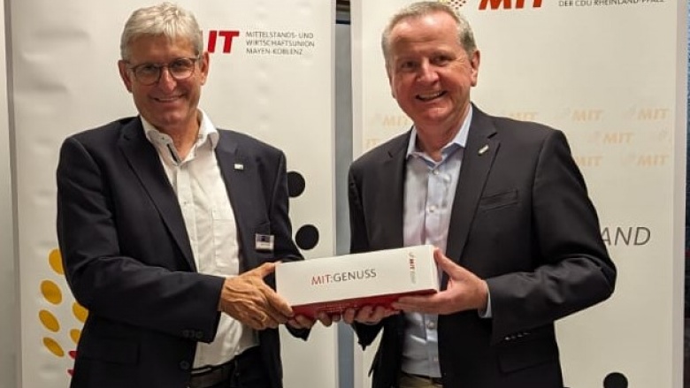 MIT-Kreisvorsitzender Meurer (rechts) dankt IHK-Geschäftsführer Neudecker für das Regionalmomnitoring